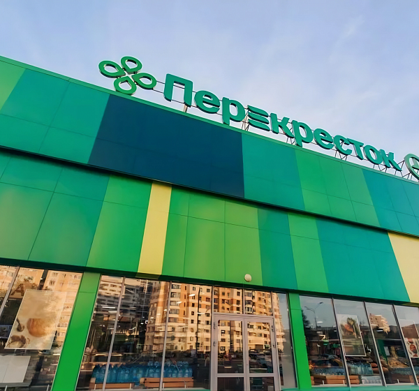 Сеть «Перекрёсток» установила первые 10 контейнеров для сбора ненужных вещей в Санкт-Петербурге
